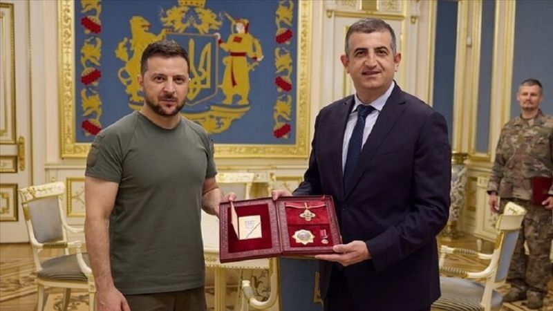 زيلنيسكى رێزلێنان دەبەخشێتە كۆمپانياى درۆنى توركى